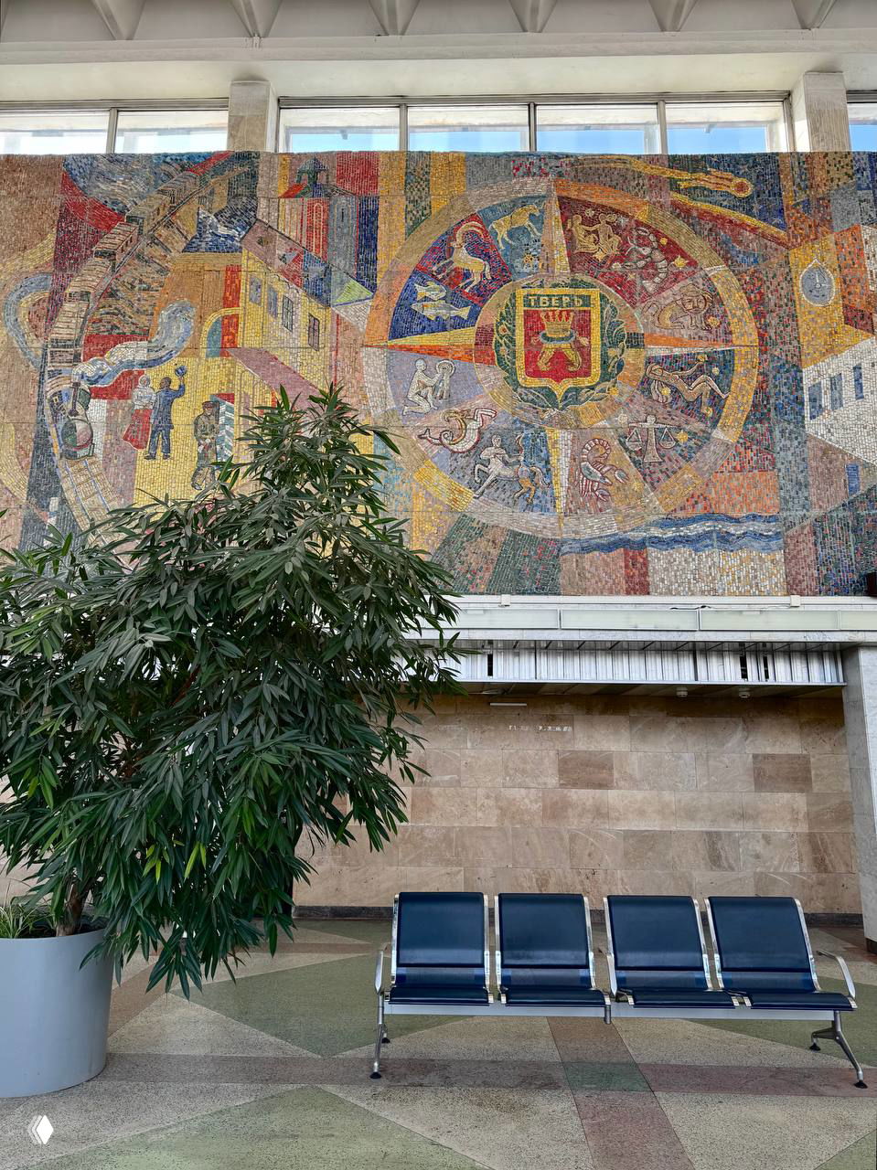 Крупный план центральной части мозаичного панно на вокзале Твери: герб Твери и круг с зодиакальными мотивами, выполненные цветной мозаикой.