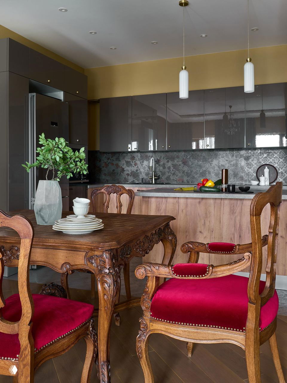 Антиквариат и яркие акценты: квартира 120 м² в Москве