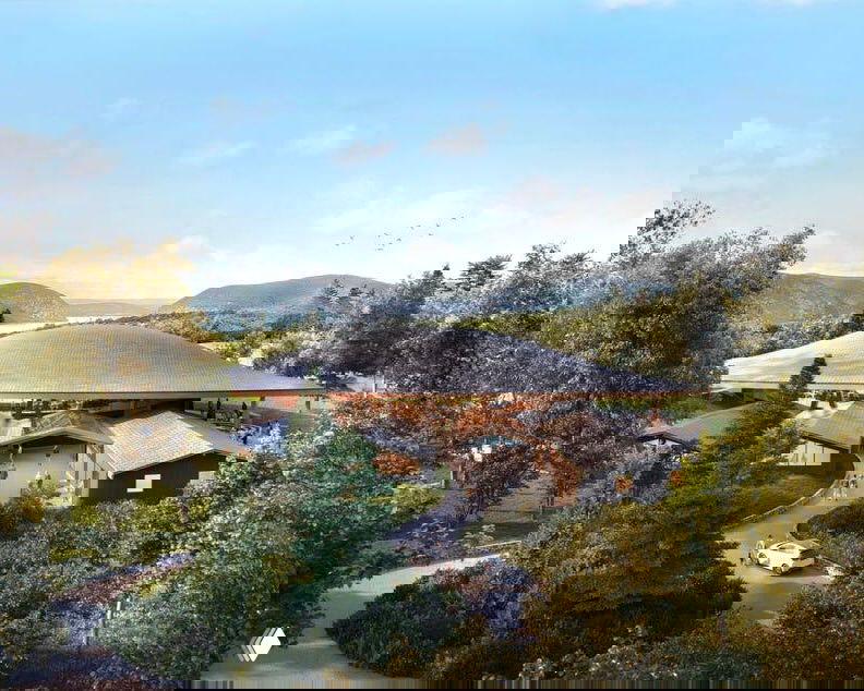 Визуализация общественного центра или театра в зелёной ландшафтной среде: куполообразная кровля, окружение деревьев и подъездные дорожки.