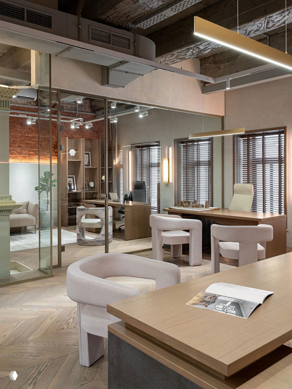 Рабочая зона офиса с креслами и столами, отражение в зеркальной стене, аккуратная отделка и текстура паркета в светлых тонах.