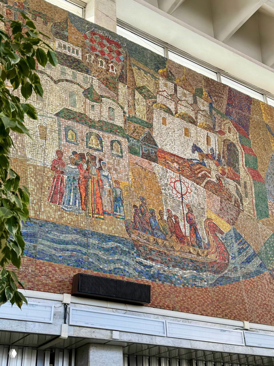 Фрагмент левой части мозаики Тверского вокзала, посвящённый историческому прошлому: архитектура княжеского времени, лодки и исторические фигуры в костюмах.