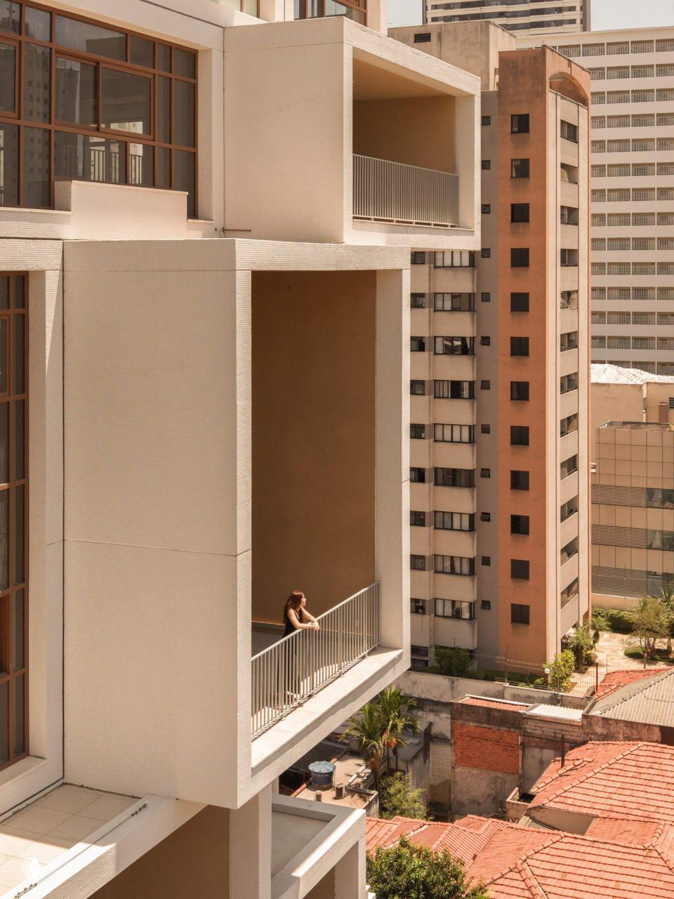 Средний план здания с чётко выраженными прямоугольными «пикселями» и открытыми лоджиями, демонстрирующими модульную структуру Valente в городском окружении.