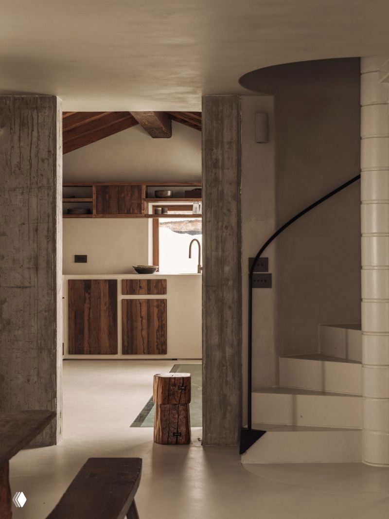 Интерьер первого этажа House Montagna: вощеный бетон, мебель из лиственницы, простые формы и сдержанная природная палитра материалов.
