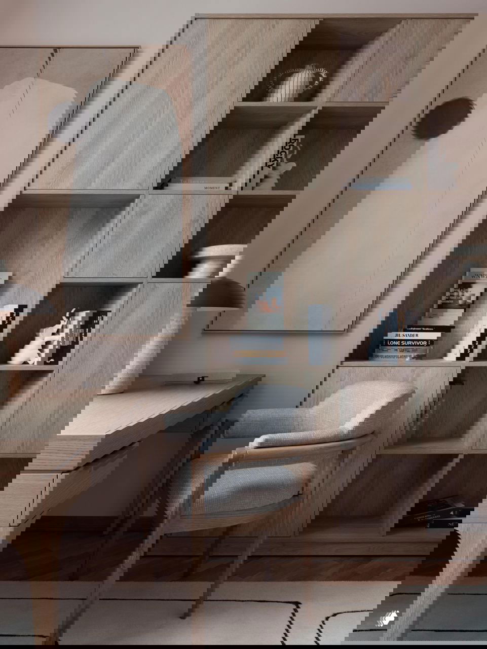 Рабочий уголок с деревянным столом, открытыми стеллажами и мягким креслом — тёплая текстура дерева и сдержанная нейтральная палитра.