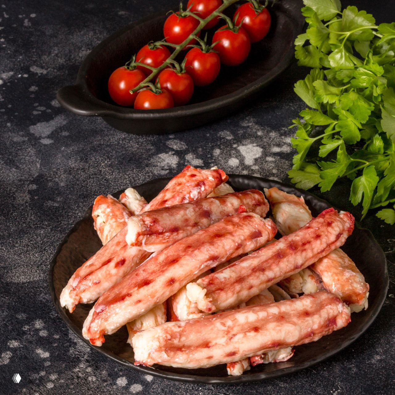 Тарелка с крупными крабовыми клешнями/ногами — пример морепродуктов Баренцева моря, которые продают местные ныряльщики и подают в ресторанах.