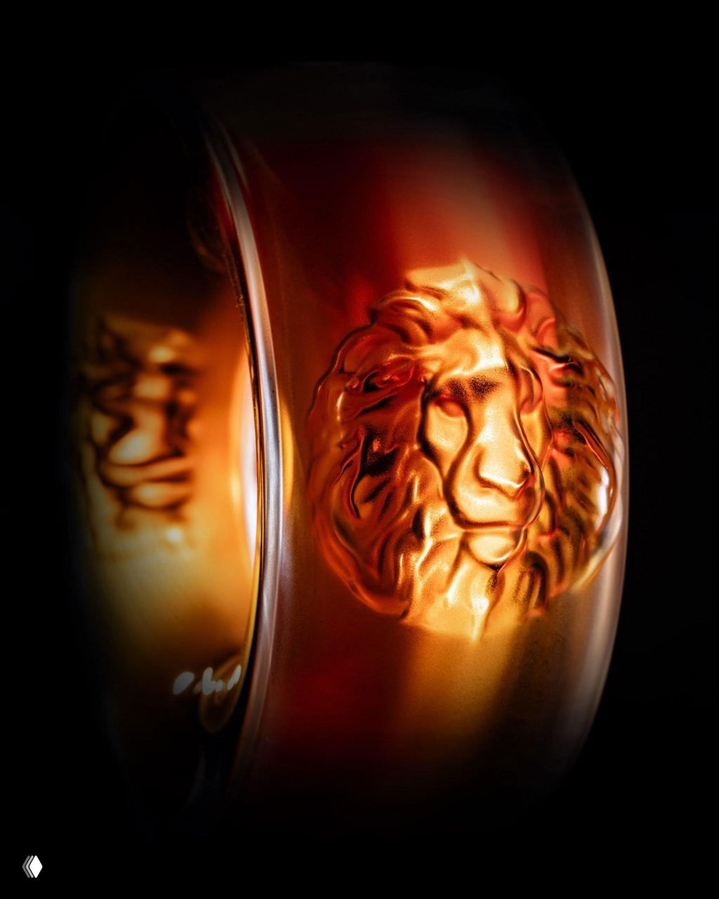 Крупный план рельефа головы льва на боковой части бутылки Lalique, детальная текстура стекла и янтарные блики напитка.