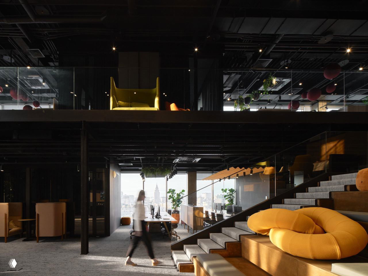 Двухсветное рабочее пространство офиса Брусники с видом на город, амфитеатр, стеклянные перегородки и фигурные жёлтые сиденья