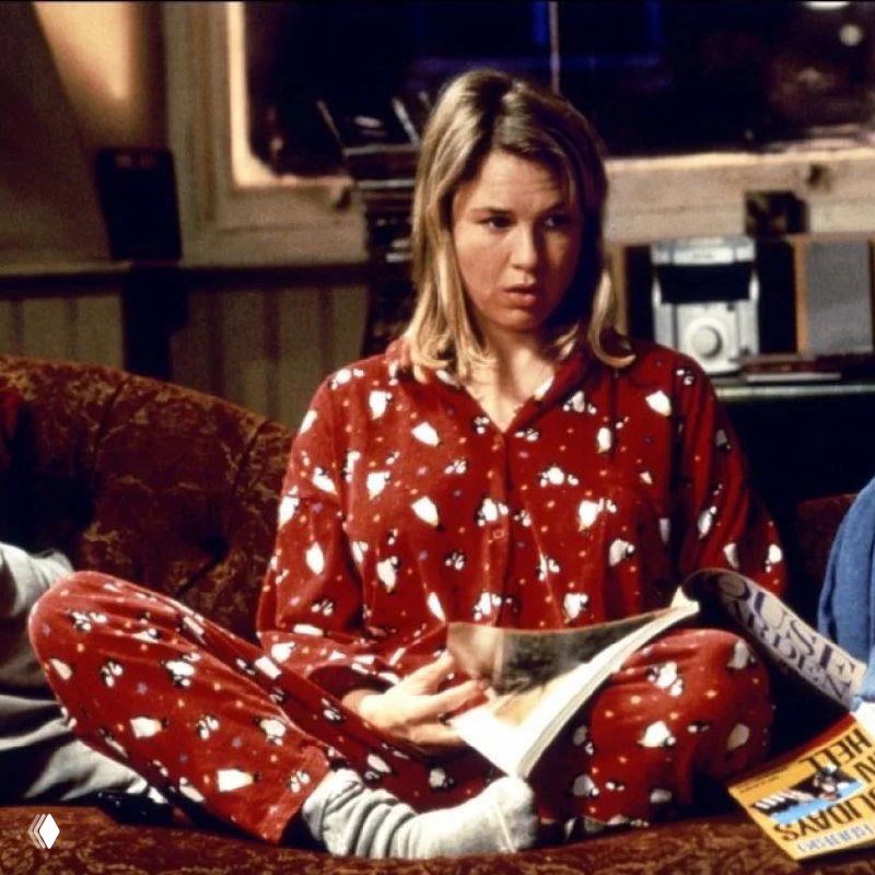 Искажённый глитч-кадр: цифровые артефакты и наложение фрагментов сцен создают эффект повреждённой плёнки или ретро-нотаций.