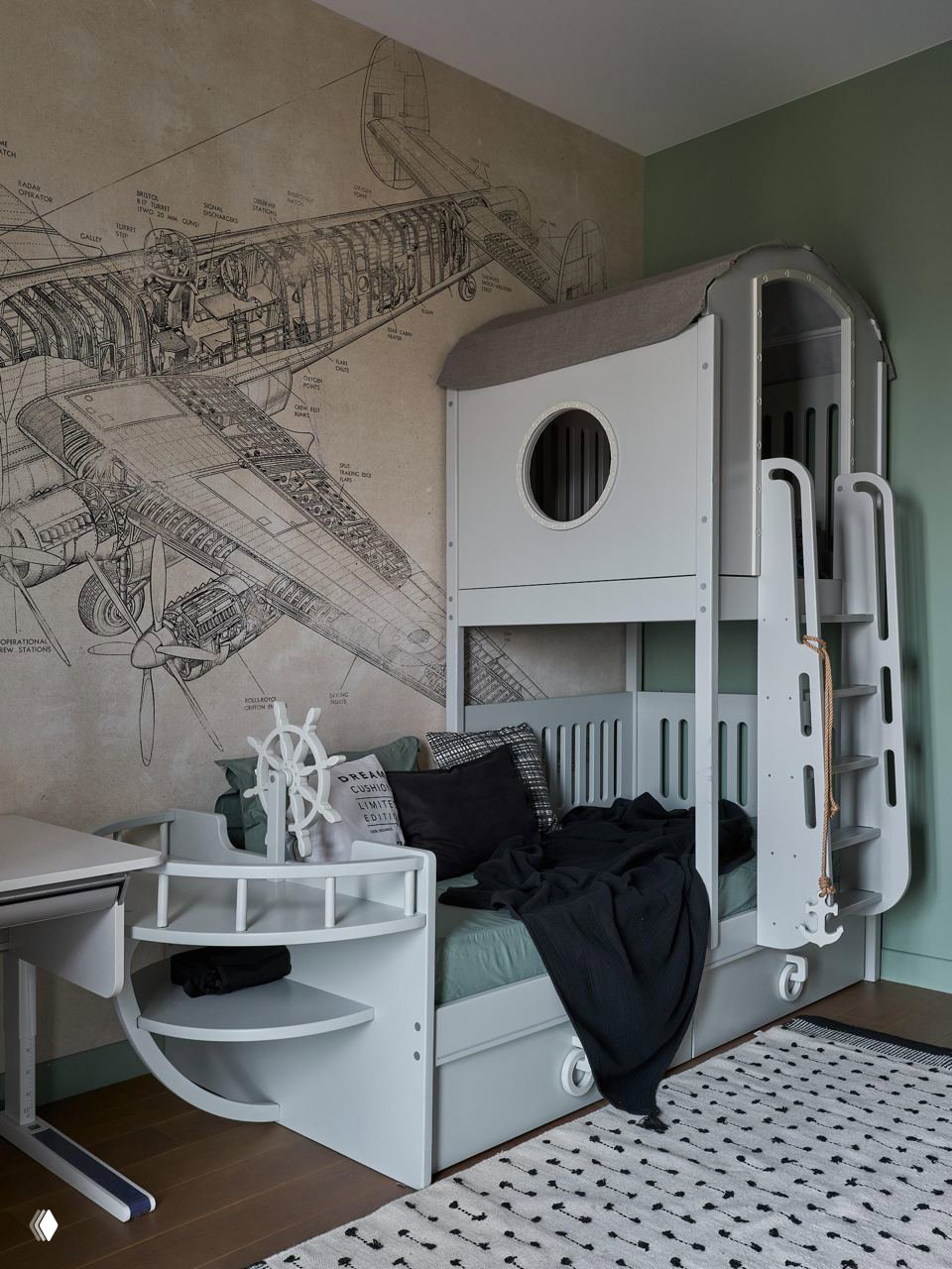 Балконное окно и рабочая зона в одной из комнат: лёгкие шторы, паркет и кресло перед столом, из окна — городской пейзаж и виды на Москву.