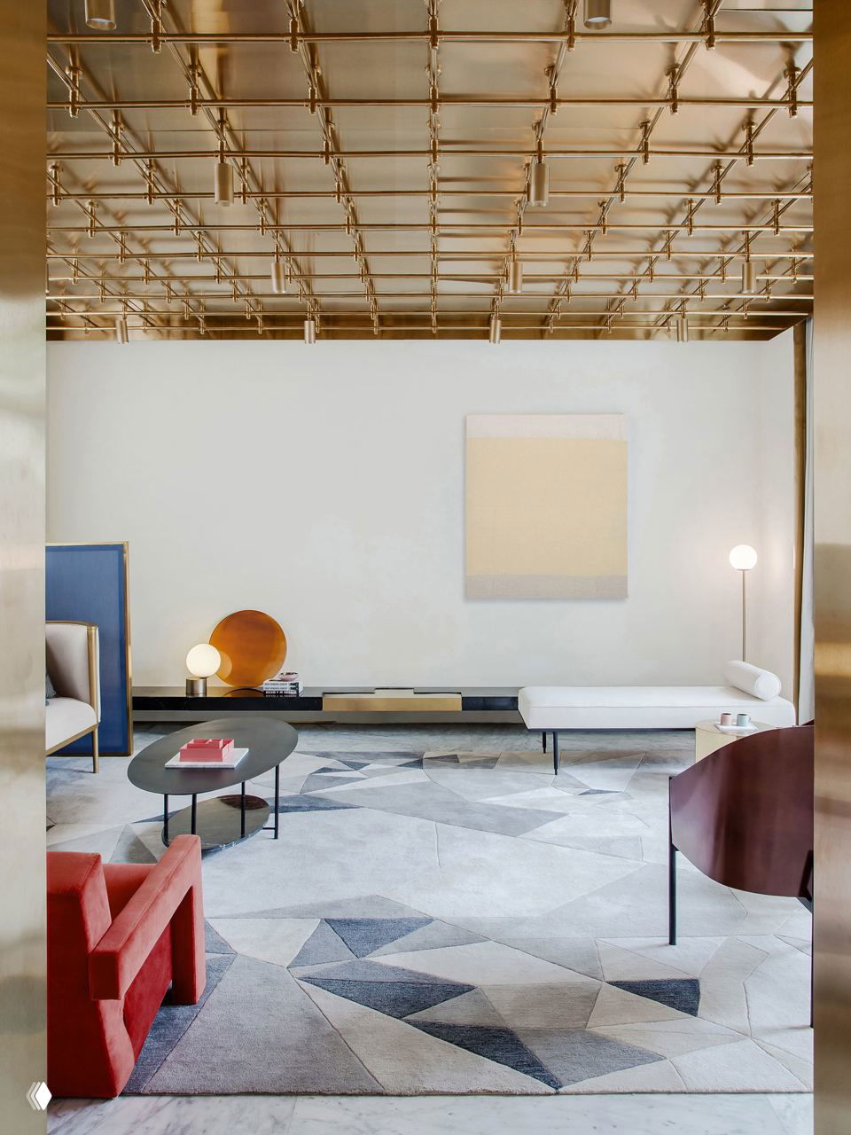 Минималистичная гостиная с потолком в металлическом оттенке и открытой конструкцией — современный пример использования материалов для акцента на потолке.