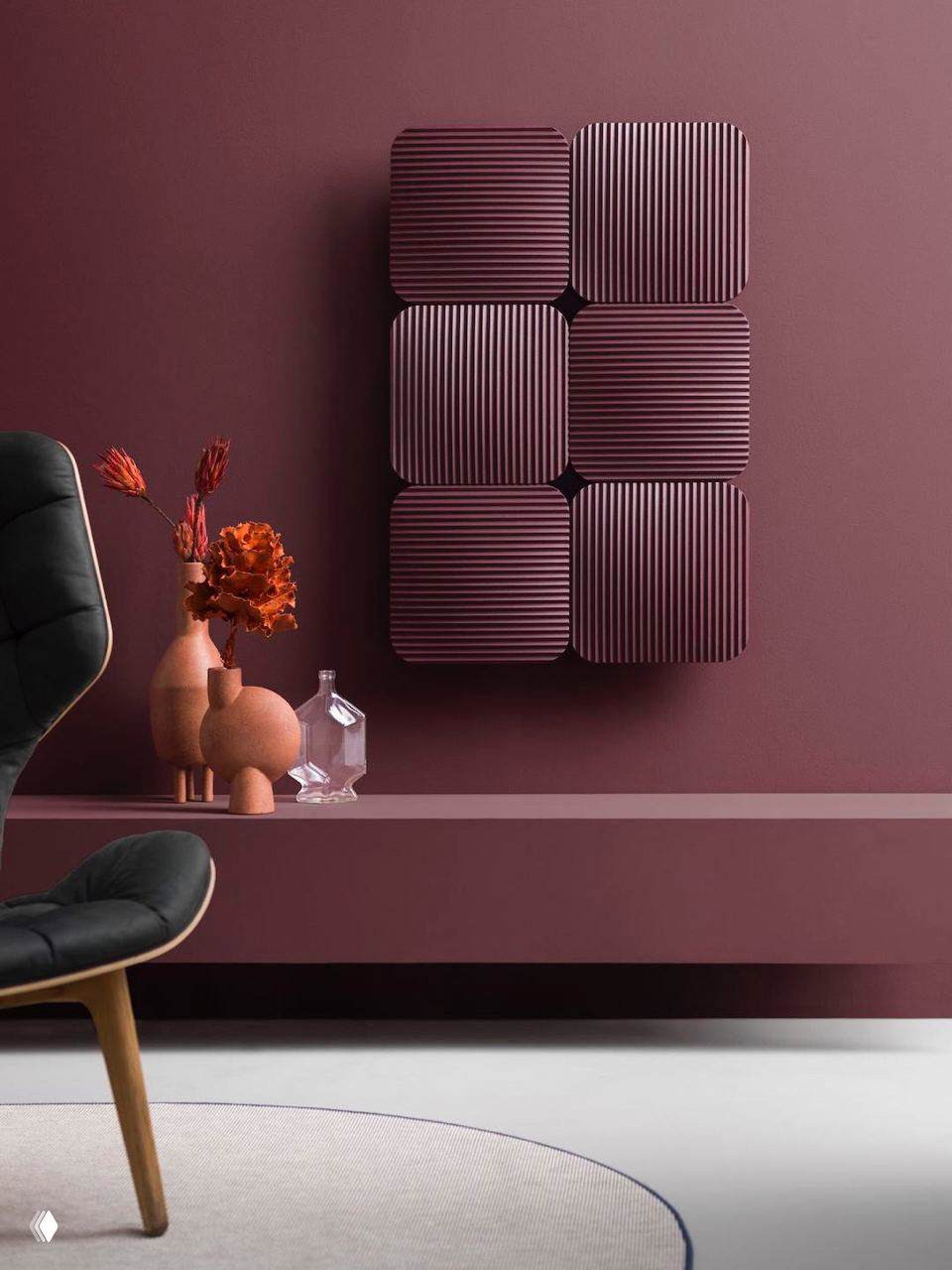 Шестиэлементная плиточная композиция радиатора Lana винного цвета на однотонной тёмно-сиреневой стене в декорированной гостиной зоне с вазами.