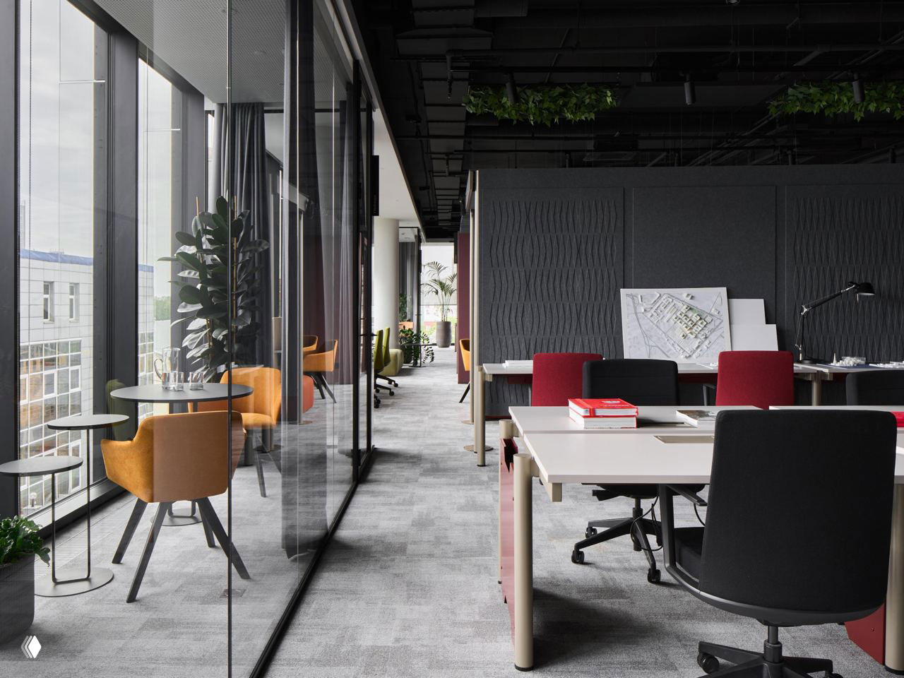 Коридор между рабочими зонами у витринного остекления: столы, стулья и растения у фасадных окон офиса