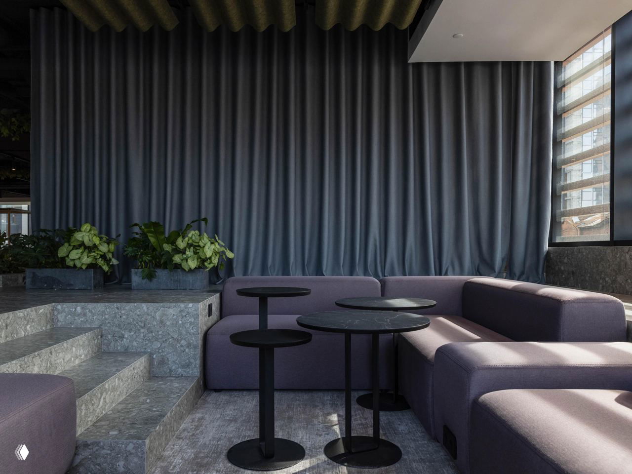Уютная лаунж-зона с мягким модульным диваном фиолетового цвета, низкими столиками и ступенчатым подиумом