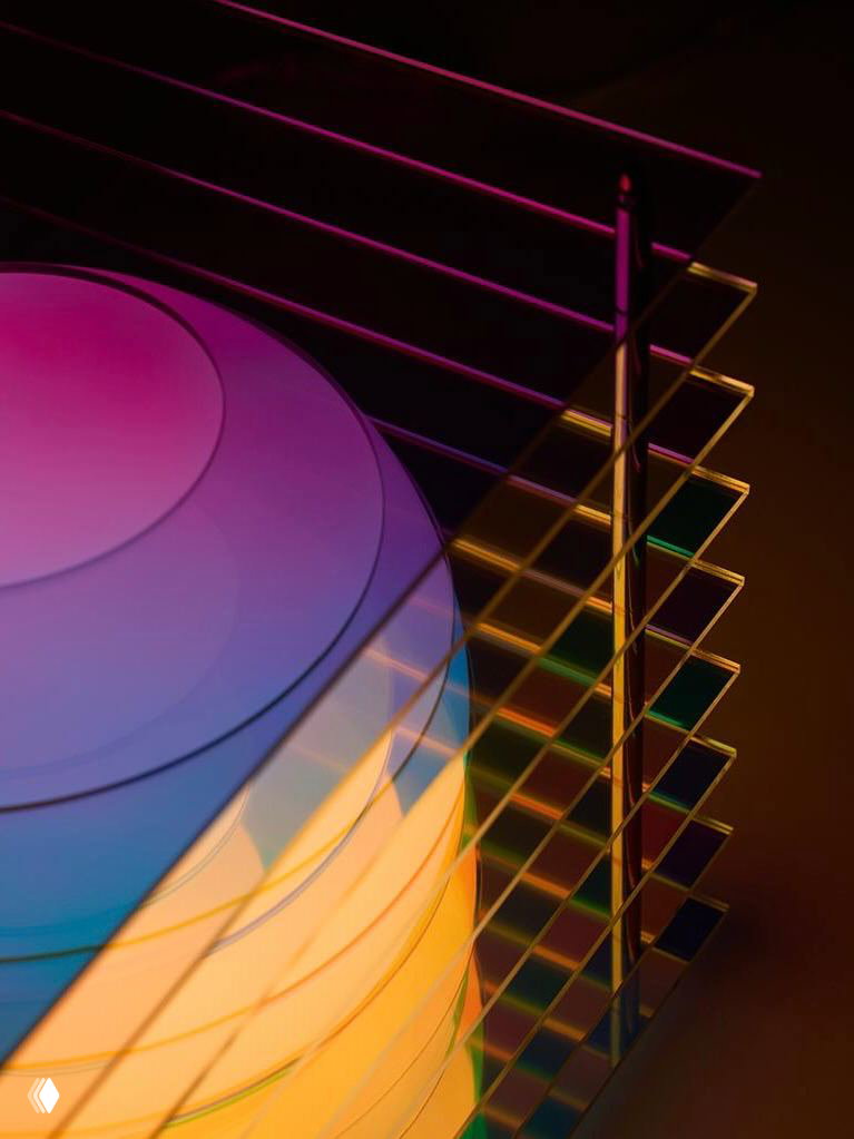 Крупный план лампы Dreamy Lop: матовый опаловый шар внутри и тонкие слои прозрачного акрила, на которых видны яркие преломления и ровные зазоры.