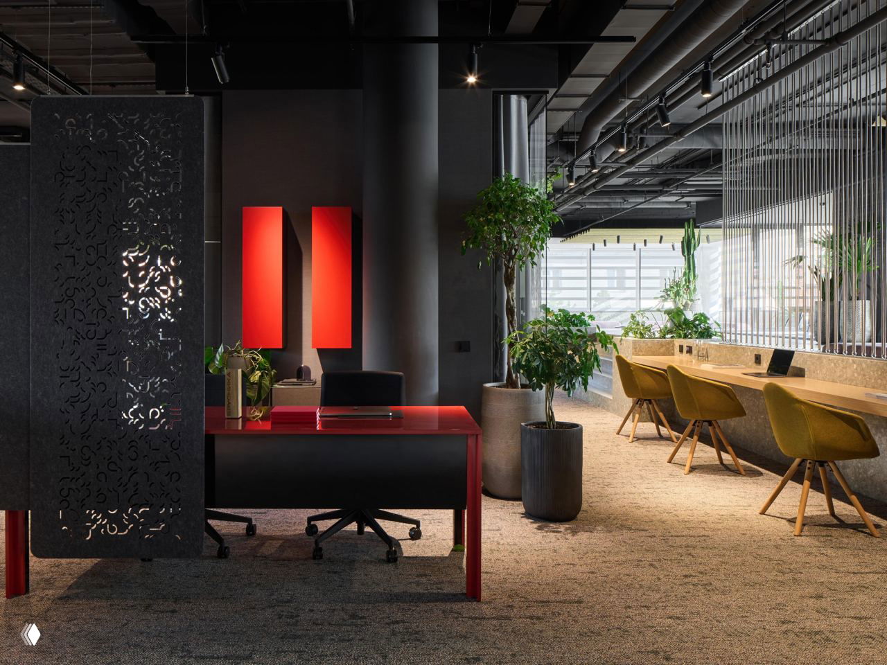Рабочая зона и ресепшн: красный стол, зелёные растения и столы в зоне приоконья — тёплые акценты в современном офисе