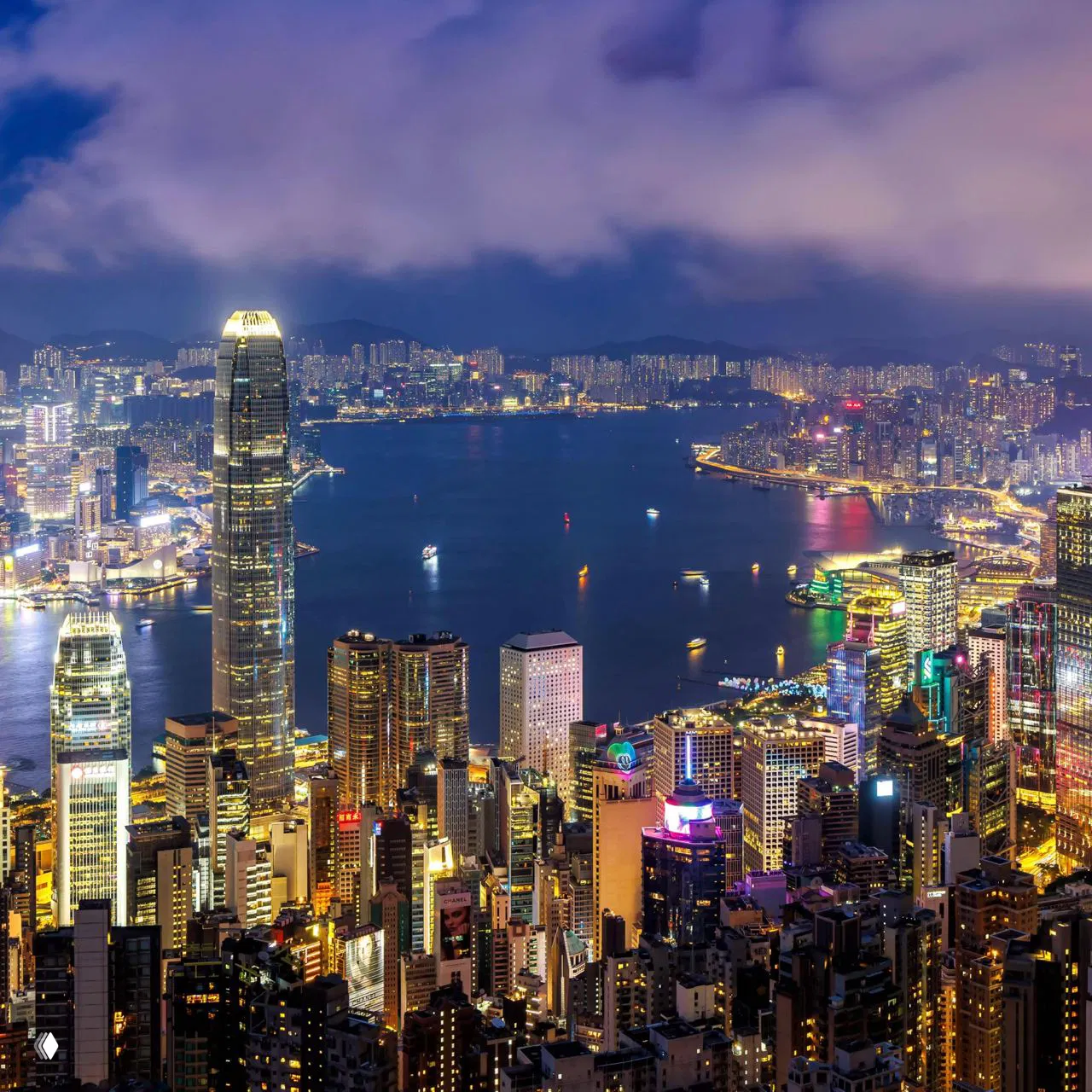 Почему в Гонконге небоскребы с «дырками» — ответ вас удивит!