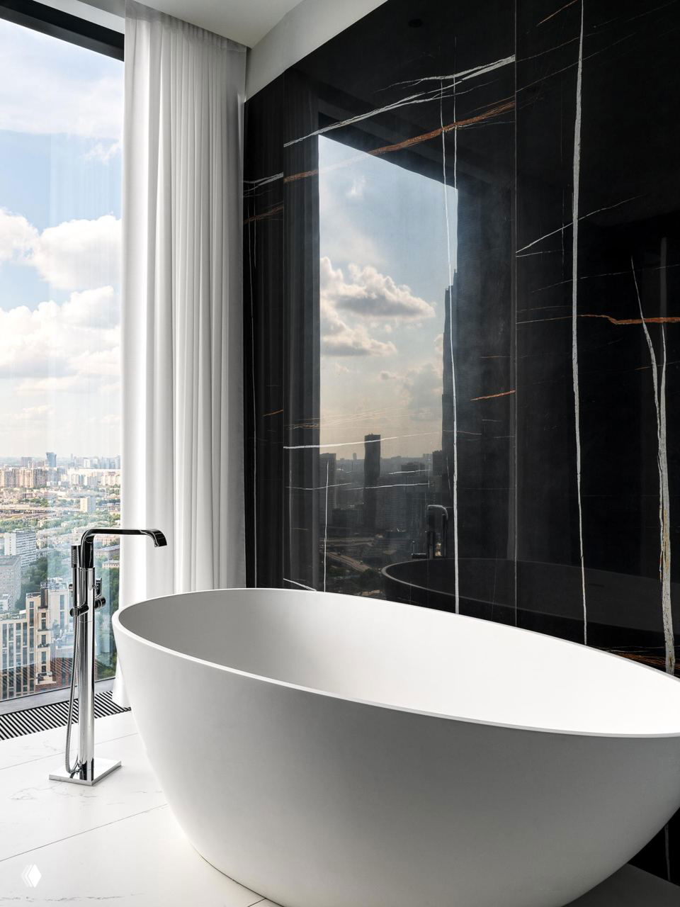 Ванная с белой отдельно стоящей ванной, чёрной мраморной стеной и окном с видом на городской пейзаж Москвы.