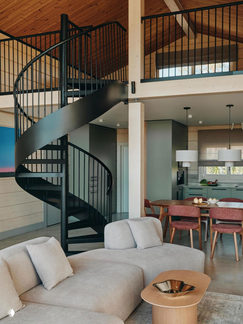 Общий вид гостиной с чёрной винтовой лестницей, модульным бежевым диваном и столовой зоной на фоне светлого клееного бруса и деревянного потолка.