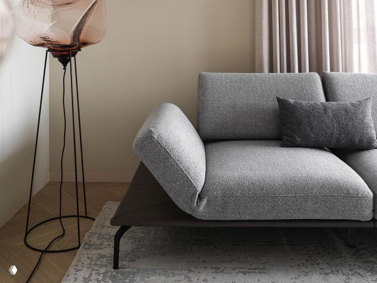 Крупный план серого модульного дивана‑кровати с текстурной обивкой и тонкими чёрными ножками, спокойный минималистичный интерьер вокруг.