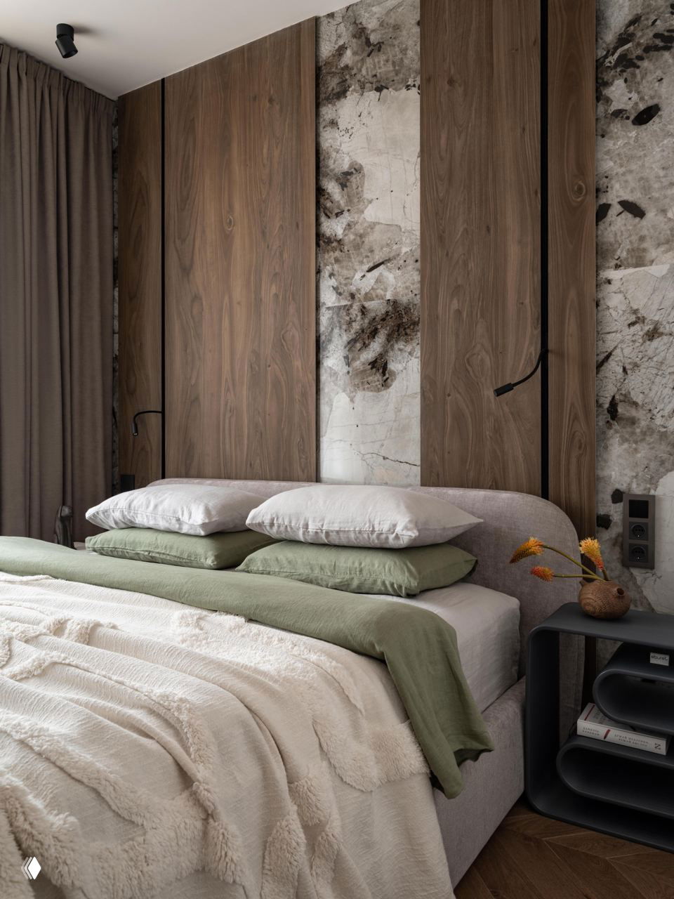 Главная спальня с декоративными вертикальными деревянными панелями за изголовьем и фактурной облицовкой стен, постель в мягких природных тонах и аккуратный прикроватный столик.