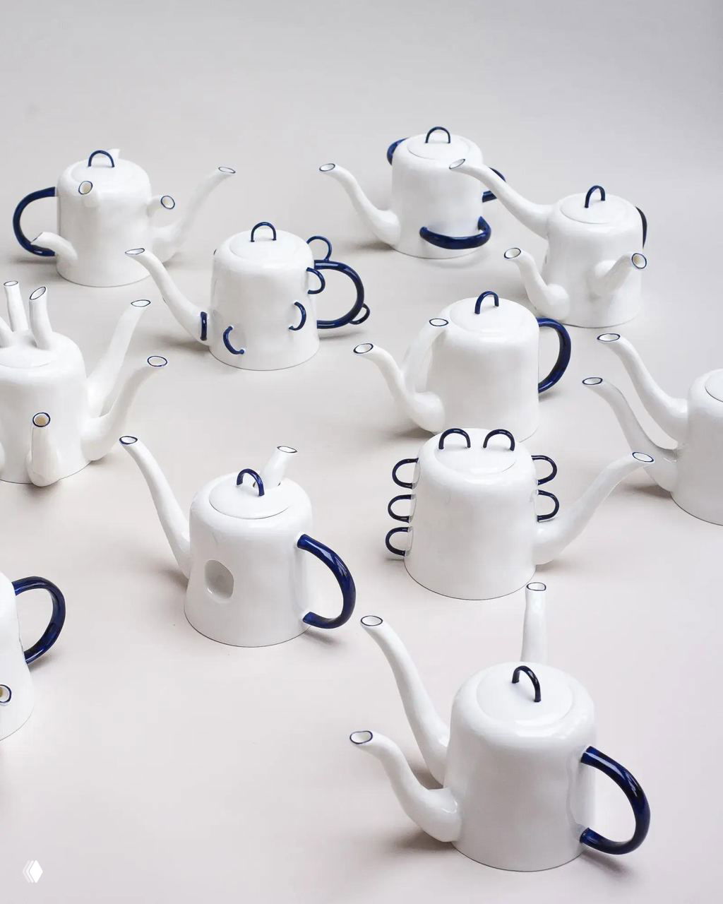 Сюрреалистические чайники Feldspar из костяного фарфора