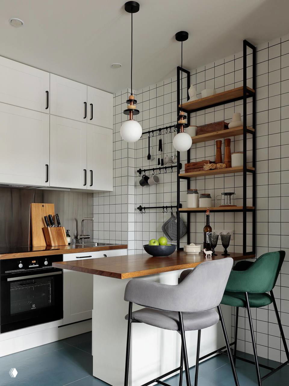 Светлая параллельная кухня с белыми верхними шкафами, деревянной рабочей поверхностью, барной зоной и открытыми полками — сочетание функциональности и стиля в узком пространстве.