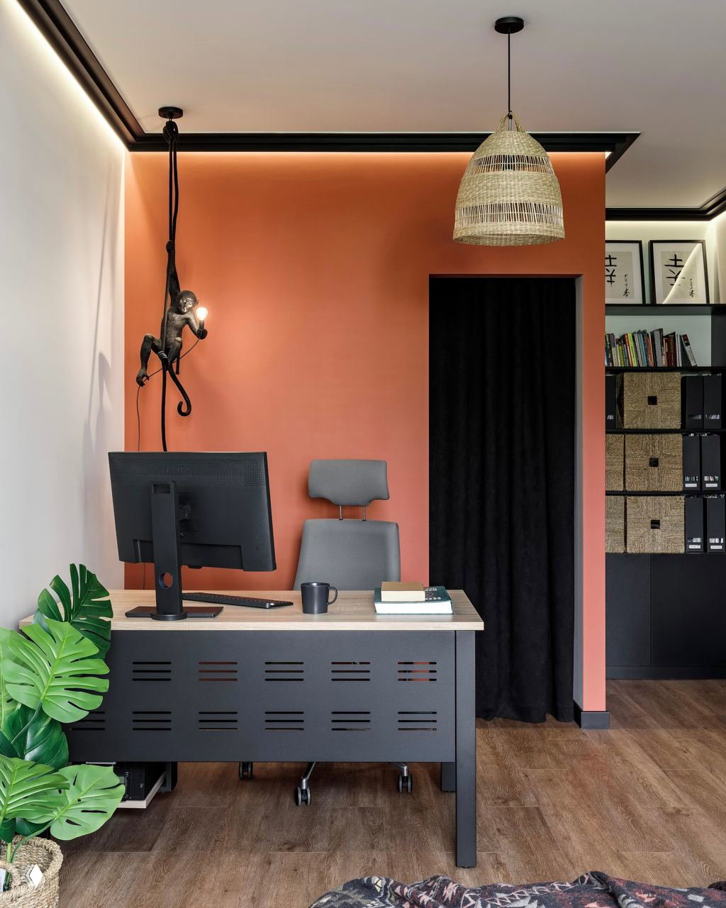 Проходная зона и кухня с сочетанием тёплой терракоты и чёрных кухонных фасадов; плитка, светлые столешницы и деревянный пол создают уютную атмосферу.