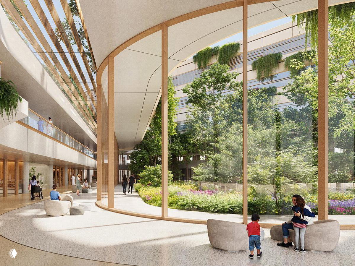 Вид внутренней прогулочной улицы с большими стеклянными витринами и озеленёнными двориками, где посетители и дети взаимодействуют с природой внутри лечебного комплекса.