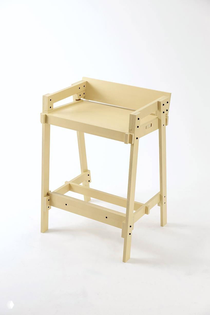 Бледно-жёлтый табурет Flat/Form: минималистичная рама из столетнего японского кедра, видны болты и элементы лущёного шпона, подчёркивающие конструктивный подход.