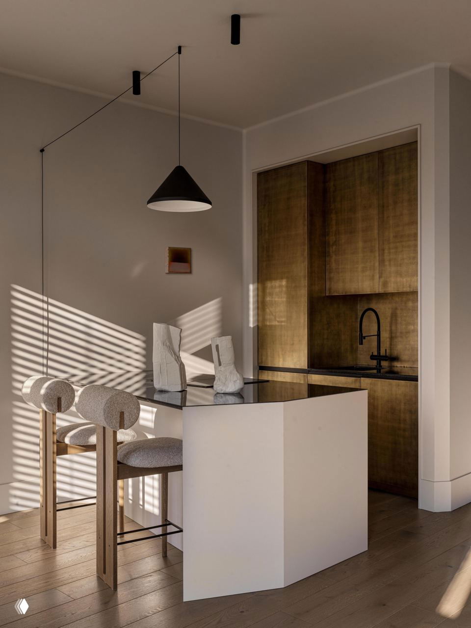 Кухонная зона с барной стойкой и высокими табуретами в нейтральной палитре; металлическая подсветка и деревянные фасады добавляют текстурный контраст.