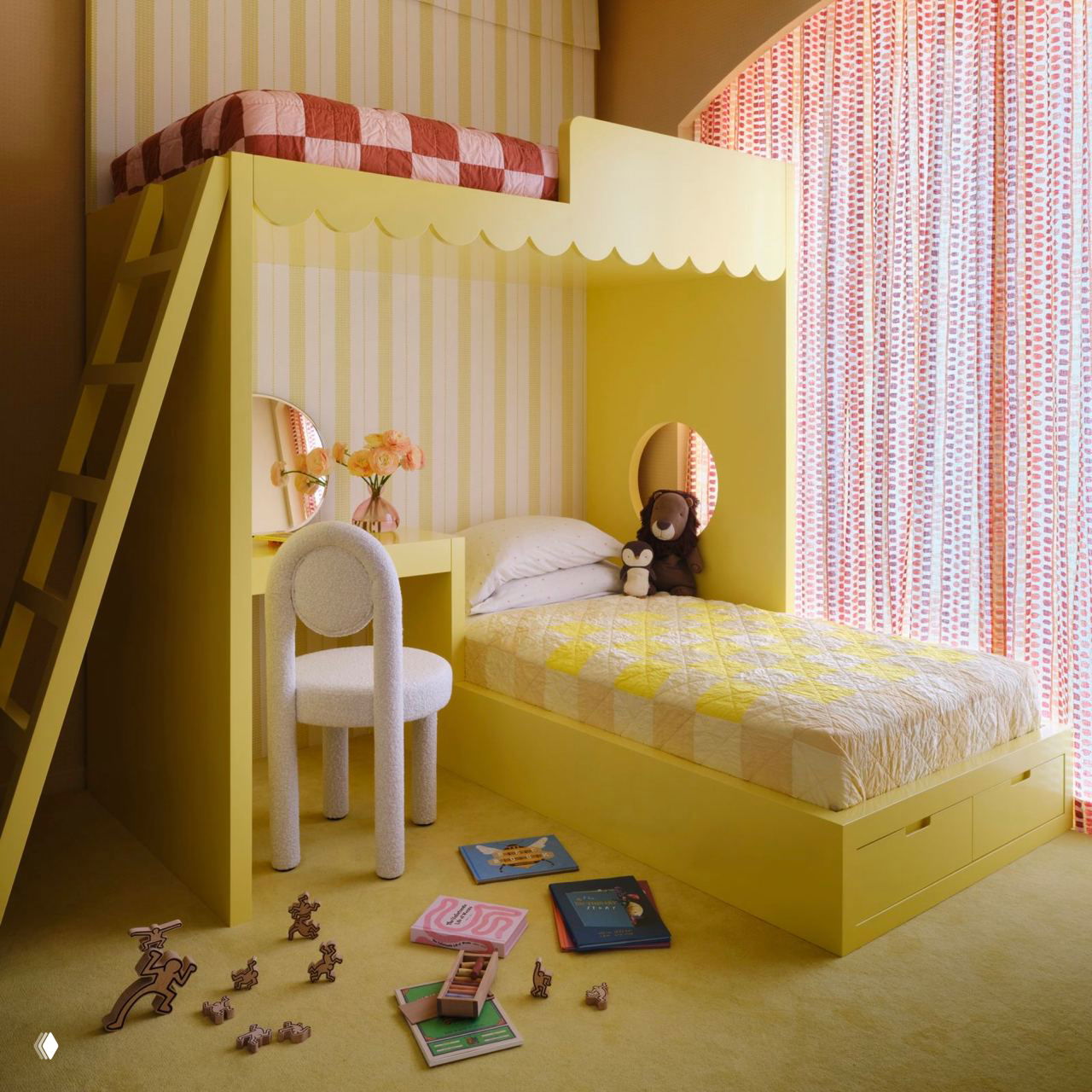 Детская комната с ярко-жёлтыми стенами и двухъярусной кроватью с иллюминатором; акцент на ретро-дизайне середины XX века и игровой атмосфере.