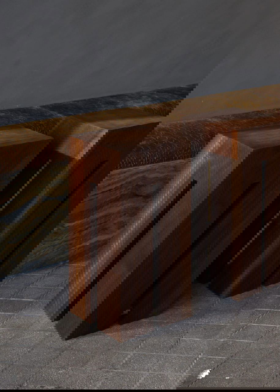 Деревянные высокие табуреты и фактурный плинтус из природного камня на фоне серого пола и стен — акцентная деталь в интерьере кафе Daily Press.