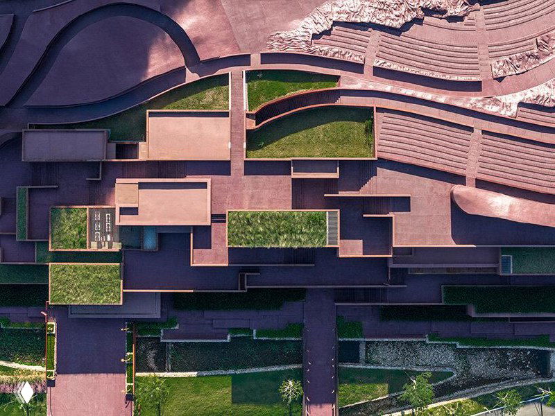 Предварительный превью изображения с цифровыми артефактами и искажением — фрагмент ступеней и рельефа театра визуально повреждён.