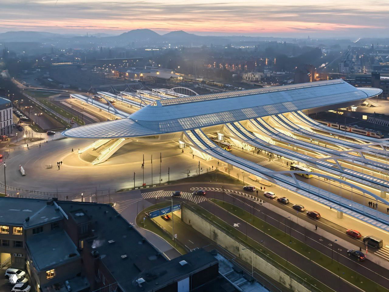 Сантьяго Калатрава построил вокзал-мост в Бельгии