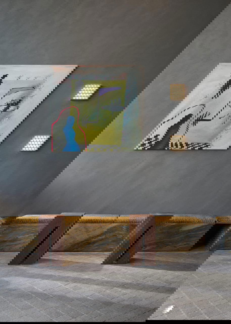 Композиция вдоль стены: низкая скамья с мраморной облицовкой, деревянные табуреты и абстрактная картина на серой штукатурной поверхности.