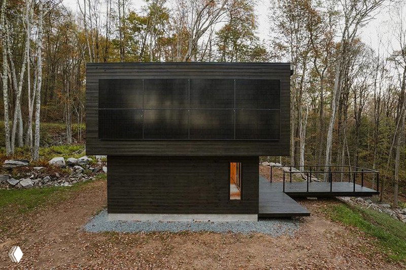 Превью изображения частично искажено цифровыми артефактами; угадываются элементы террасы и прилегающего участка, но картина фрагментирована из‑за повреждений файла.