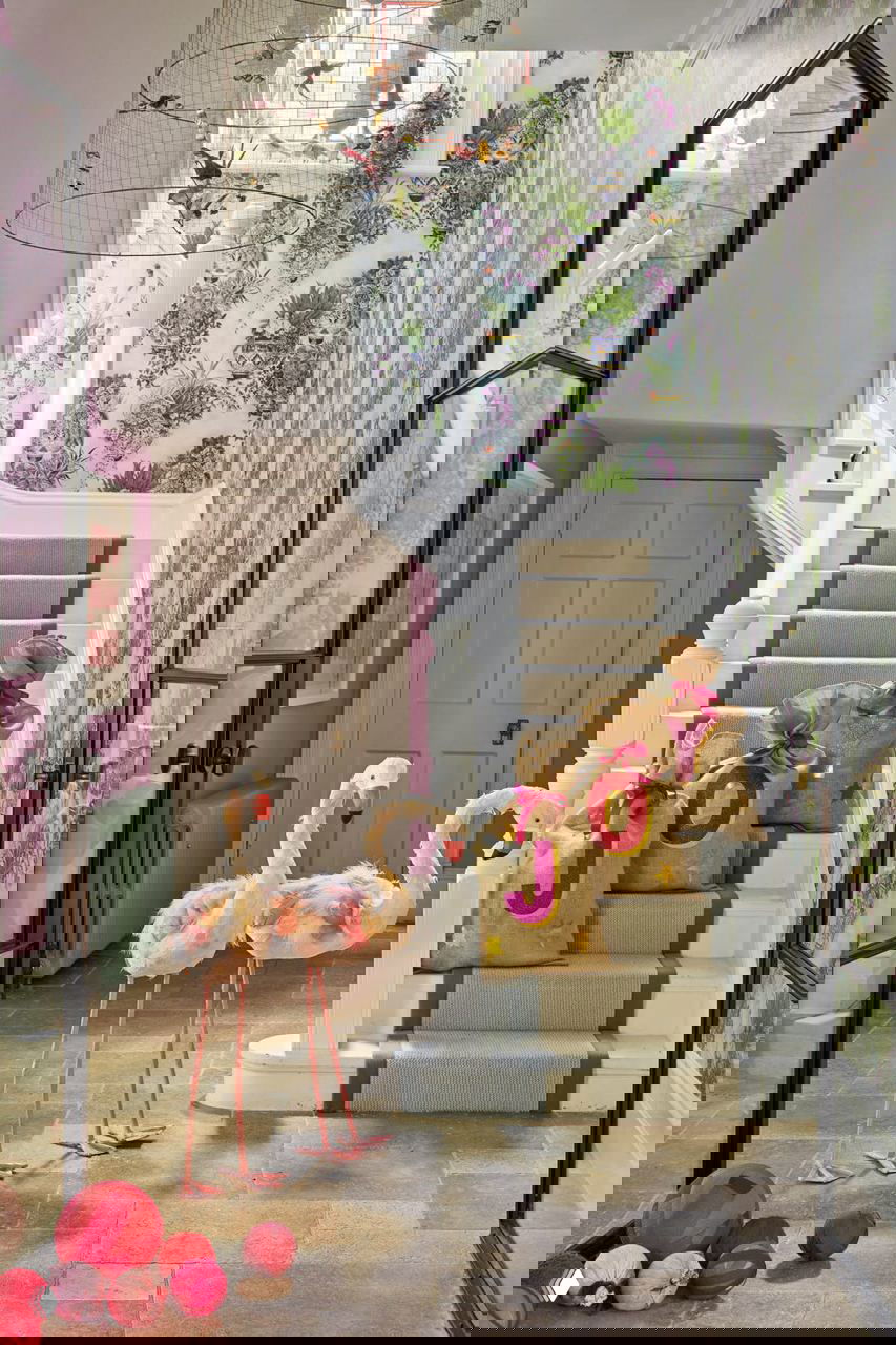 Рождество и фламинго: как украшает дом Холли Такер