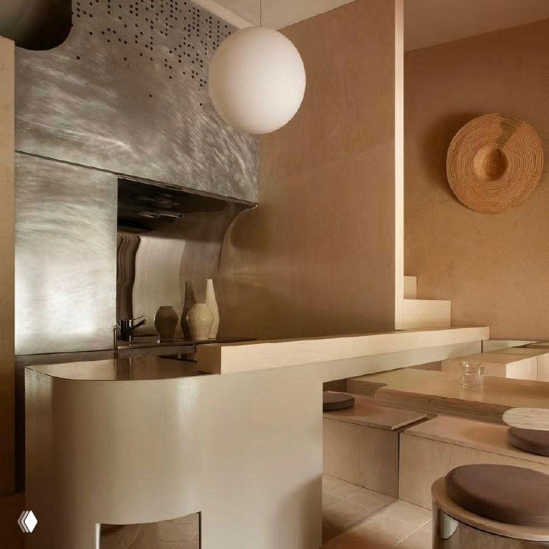 Детали отделки: натуральные материалы и декоративные плетёные корзины, текстуры джута и рафии добавляют тепла компактному интерьеру.