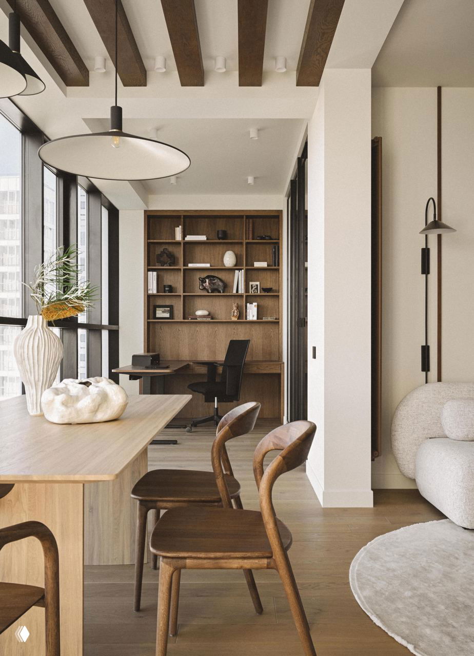 Угол столовой и рабочее место с открытым деревянным стеллажом; тёплые тона дерева, минималистичная мебель и естественное освещение через большие окна.