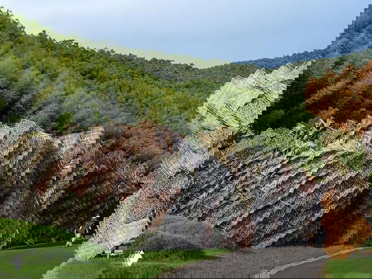 Детальный ракурс декоративных структур и входной зоны с объемной текстурой и скульптурными формами, близкий план архитектурной отделки.