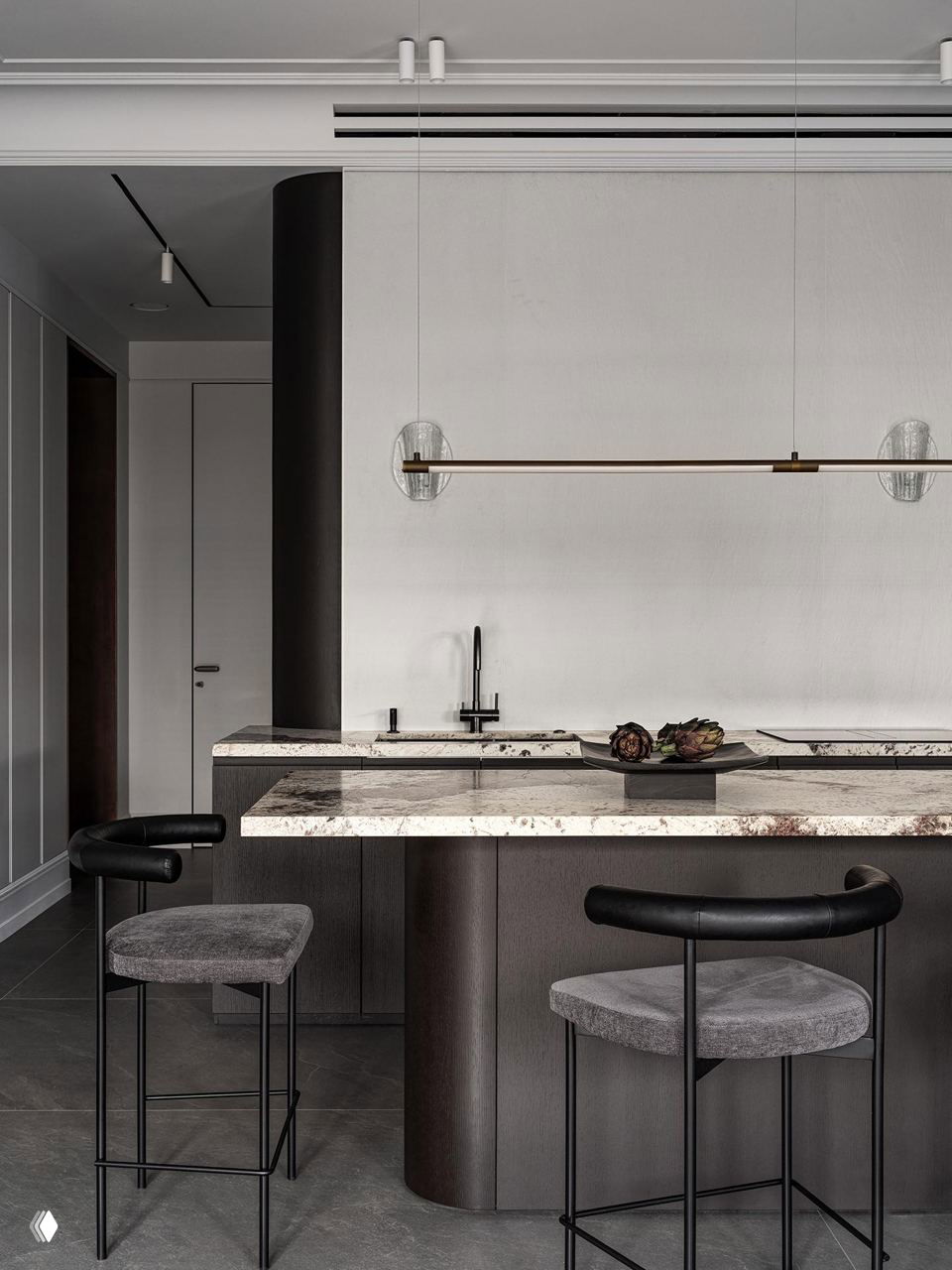 Кухонный остров с мраморной столешницей, тёмными фасадами и барными стульями в минималистской палитре (Belousova.Interior, 160 m², Хамовники)