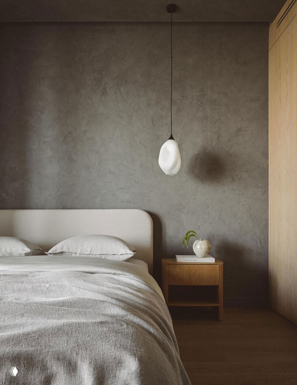 Спальня с низкой кроватью и фактурной серой штукатуркой на стене; подвесной светильник и деревянная тумбочка создают спокойную и уютную атмосферу.
