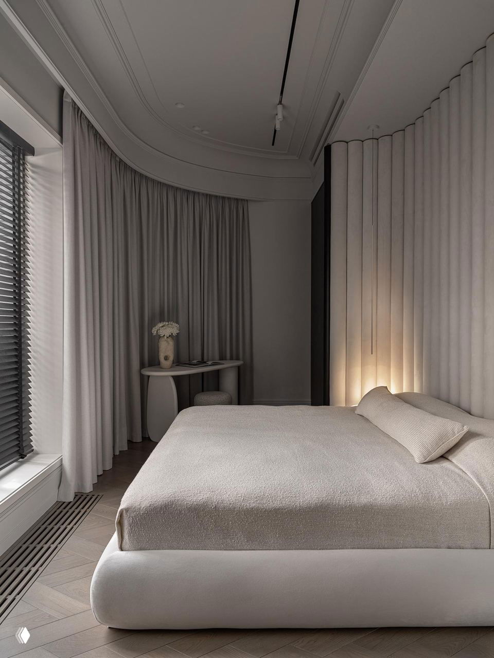 Спальня с изогнутой стеной, драпированными шторами и низкой обитой кроватью в мягких тонах (Belousova.Interior, 160 m², Хамовники)