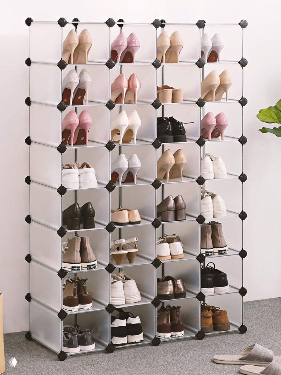 Модульный прозрачный стеллаж из кубов, заполненный парами туфель и кроссовок; компактное вертикальное хранение для прихожей или шкафа.