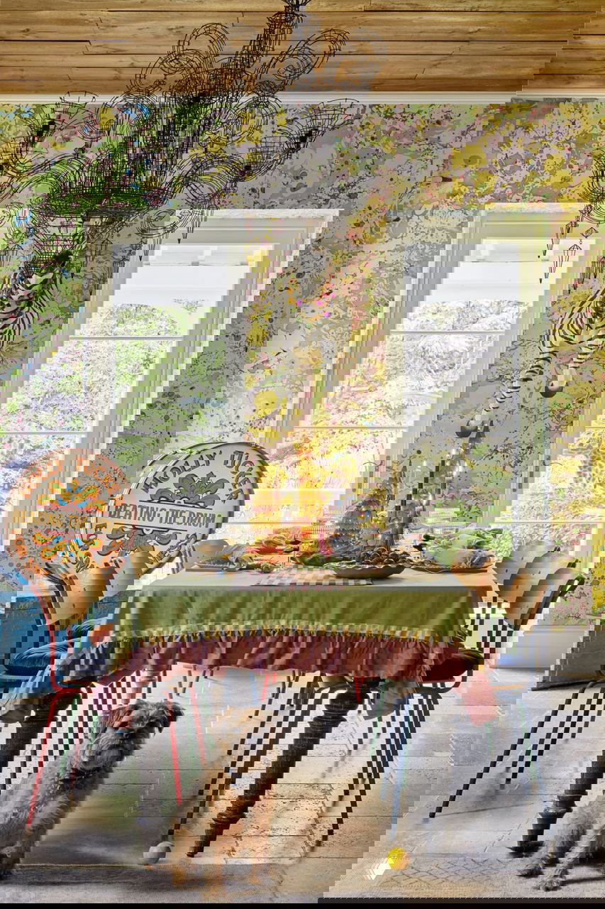 Столовая с яркими обоями, подвешенная декоративная зебра и празднично расставленный стол — эклектичный и игривый рождественский декор.