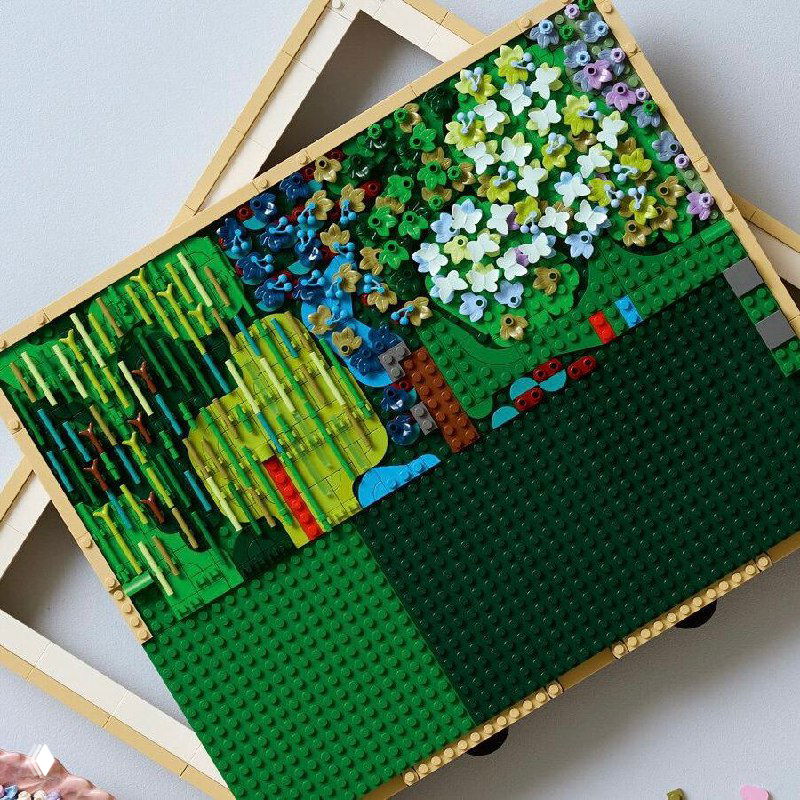 Крупный план собранных элементов LEGO и мозаики в процессе сборки; фотография содержит цифровые искажения, демонстрирующие текстуру пластмассовых деталей.