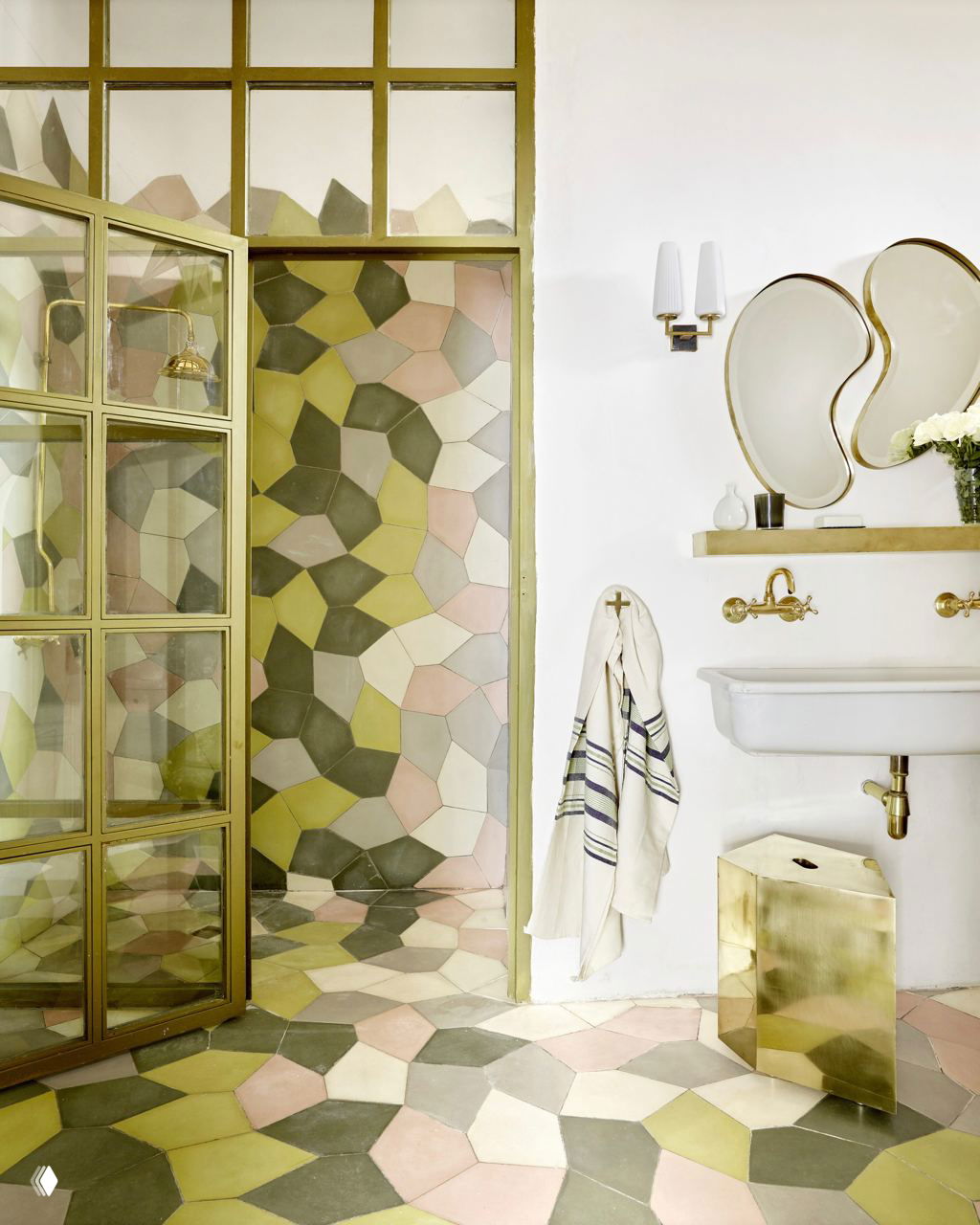 Ванная комната с витражной мозаикой пастельных оттенков: разноцветные многогранные плитки на полу и стене создают художественный эффект.