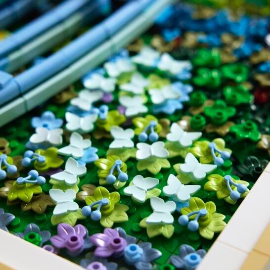 Макросъёмка деталей набора: мелкие цветочные вставки и пластмассовые элементы, имитирующие водяные лилии и зелёные элементы растительности картины.