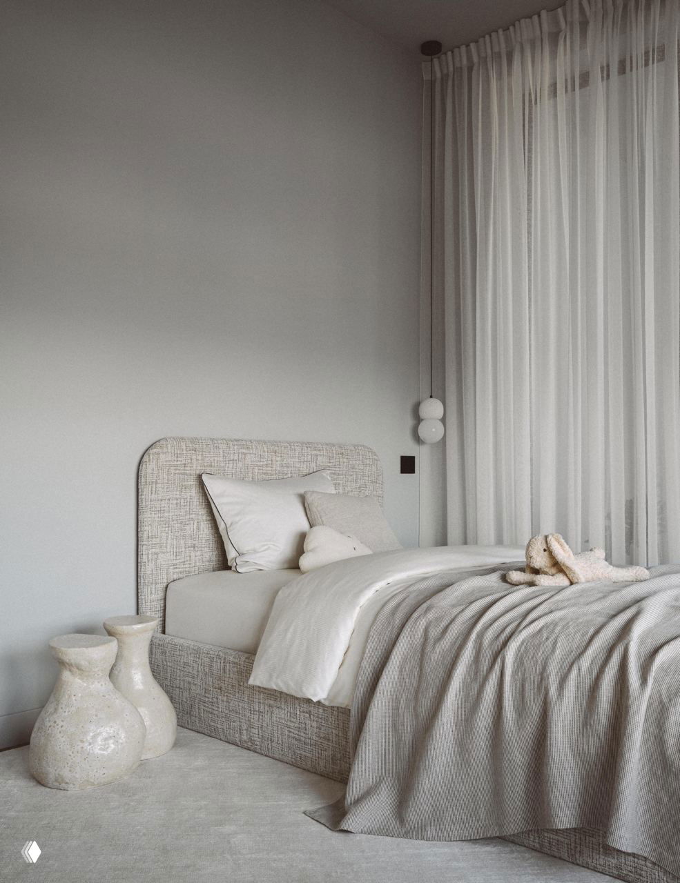 Одноместная кровать в светло-бежевых тонах с текстильными акцентами и декоративными керамическими вазами на полу; минималистичный и уютный детский интерьер.