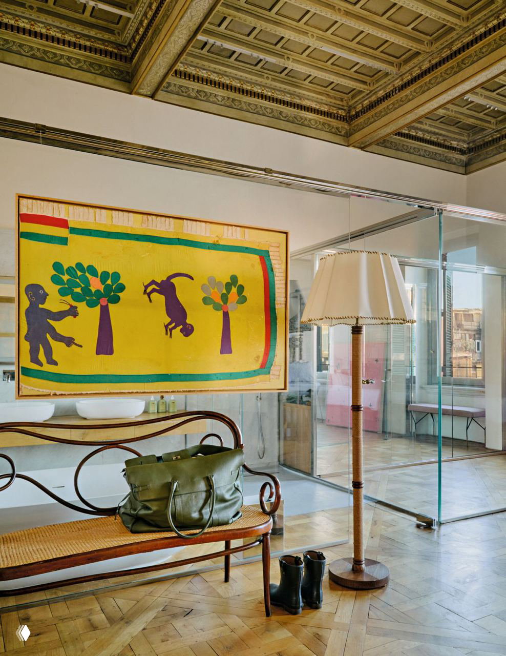 Прихожая в квартире: деревянная скамья с сумкой, яркое арт-панно в жёлто-зелёных тонах и высокий торшер на фоне стеклянной перегородки.